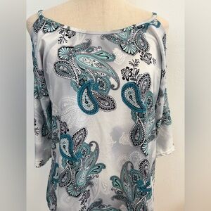 Gray and White Boxy Blouse with 3/4 Sleeves